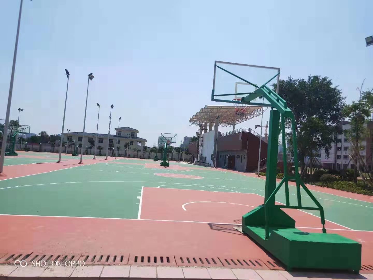 玉峰体育塑胶篮球场、篮球架